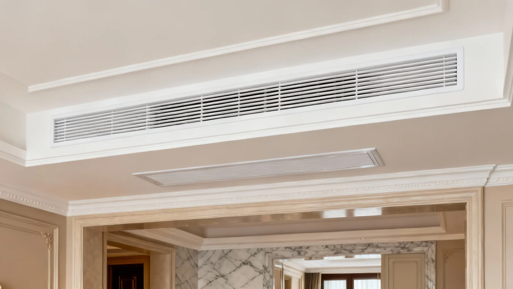 Installation de climatisation gainable invisible avec bouches de soufflage encastrées au plafond